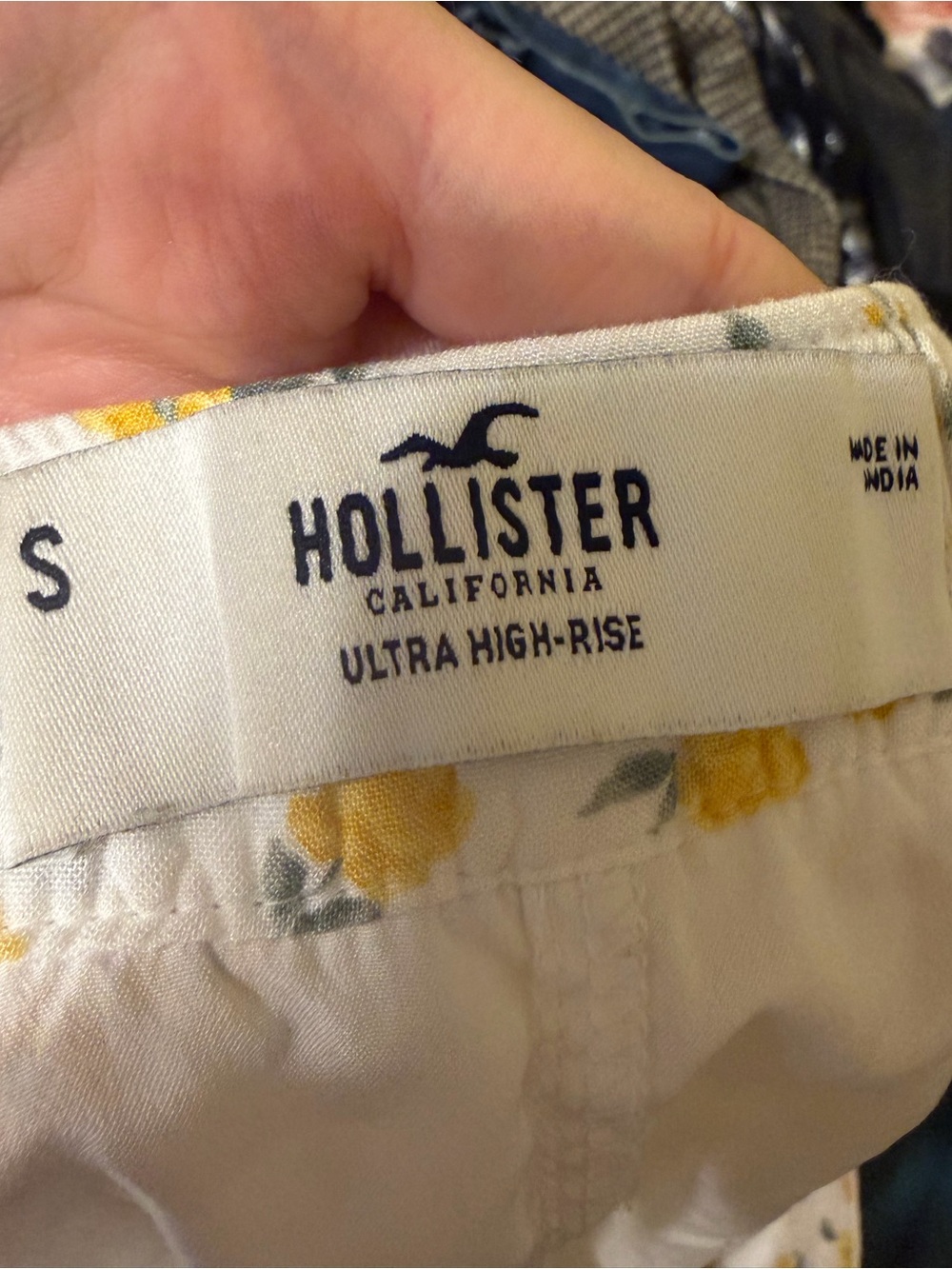 Hollister Ultra High-Rise Floral Mini Skirt – White & Yellow Ditsy Print - Picture 4 of 4